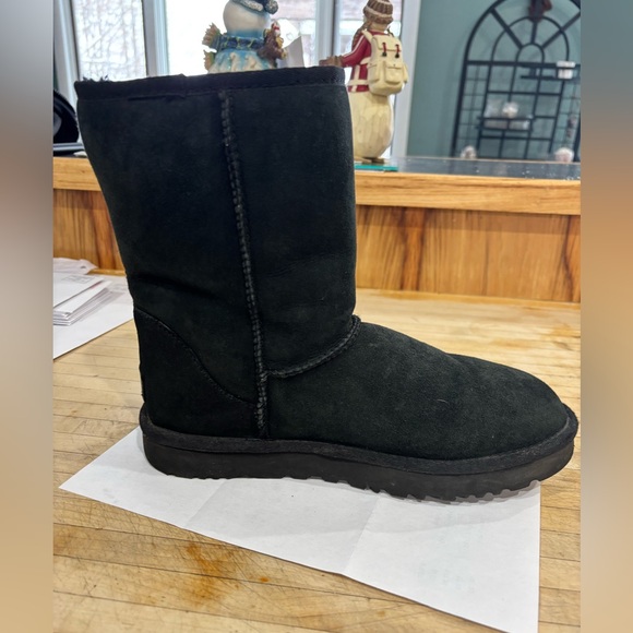 Ugg classic short black boot. Size 9 - Picture 5 of 7